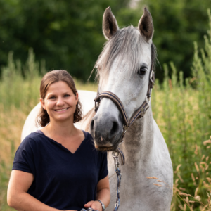 Eine Frau mit einem weißen Pferd