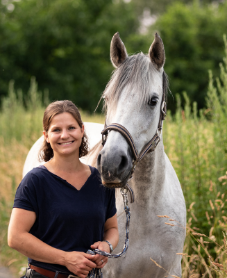 Eine Frau mit einem weißen Pferd